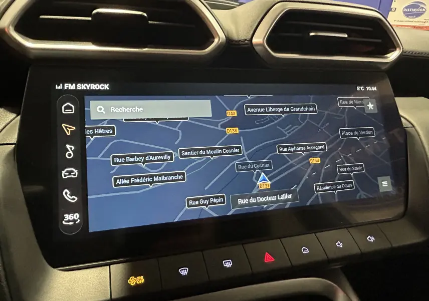 Écran tactile central du MG ZS Hybrid+ 197 Luxury 2026 affichant la navigation GPS avec carte et commandes tactiles en bas.