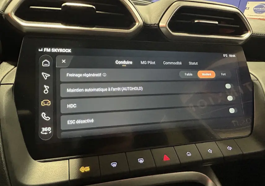Écran tactile central du MG ZS Hybrid+ 2026 affichant les réglages de conduite, avec commandes tactiles et aérateurs hexagonaux.