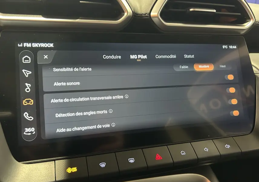 Écran tactile central du MG Motor ZS Hybrid+ 2026 affichant les réglages d'alerte MG Pilot, intérieur noir.