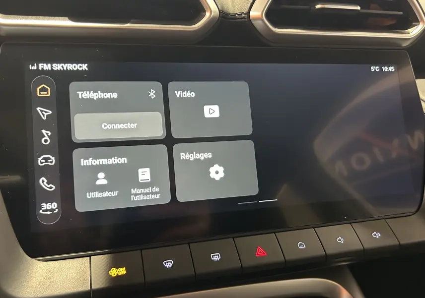Écran tactile central du MG Motor ZS Hybrid+ 197 Luxury 2026, affichant le menu principal avec options téléphone et réglages.