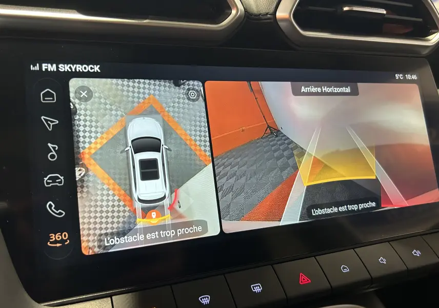 Écran tactile intérieur montrant la caméra 360 et la vue arrière du MG Motor ZS Hybrid+ 197 Luxury en blanc Dover.