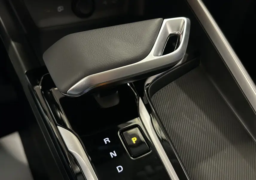 Gros plan sur le levier de vitesses automatique noir et argenté du MG MOTOR ZS Hybrid+ 2026, avec indication P en jaune.