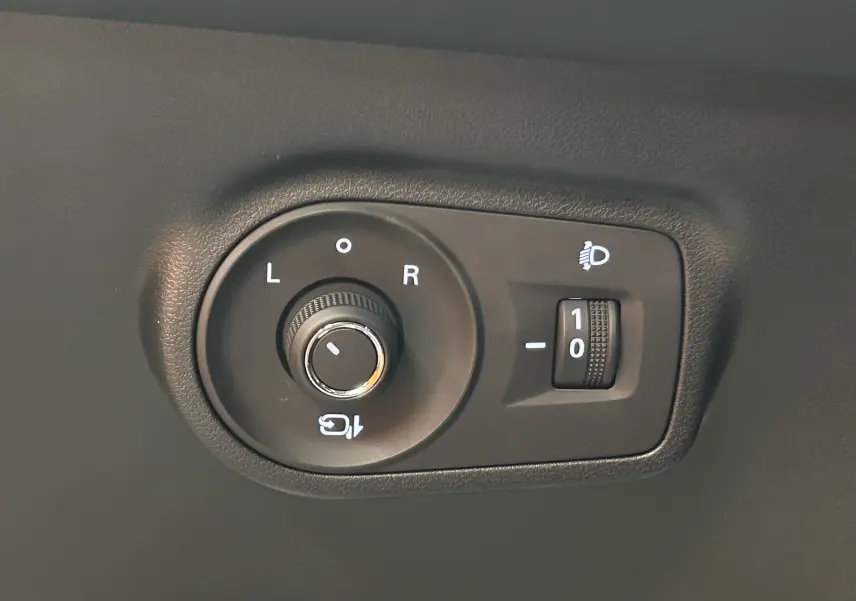 Gros plan sur la commande de réglage des rétroviseurs et des phares du MG MOTOR ZS Hybrid+ 197 LUXURY blanc Dover.