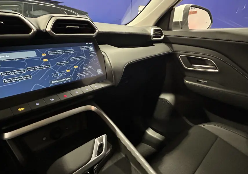 Vue intérieure côté passager du MG Motor ZS Hybrid+ 197 Luxury 2026, avec écran tactile et sellerie cuir noire.