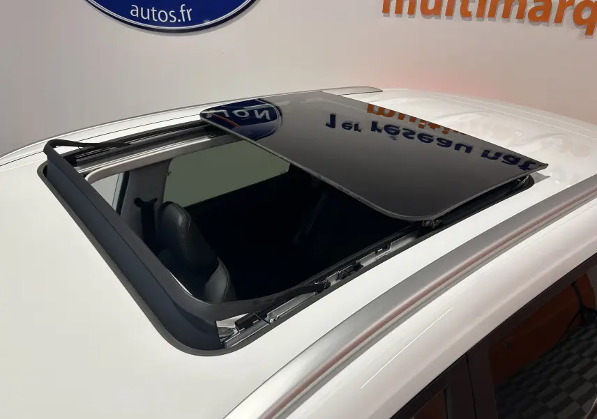 Vue plongeante sur le toit ouvrant panoramique noir du MG MOTOR ZS Hybrid+ 197 Luxury en blanc Dover.