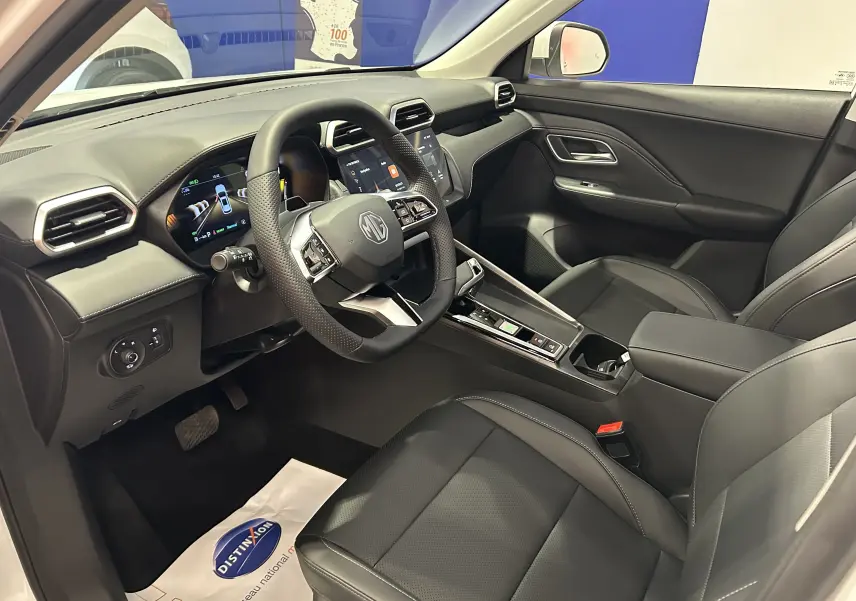 Vue intérieure côté conducteur du MG Motor ZS Hybrid+ 197 Luxury 2026, avec sièges cuir noirs et tableau de bord moderne.