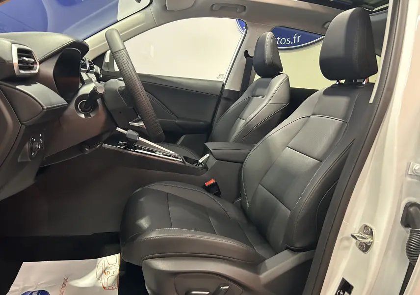 Vue intérieure côté conducteur du MG MOTOR ZS Hybrid+ 197 LUXURY 2026, sièges cuir noirs et tableau de bord moderne.
