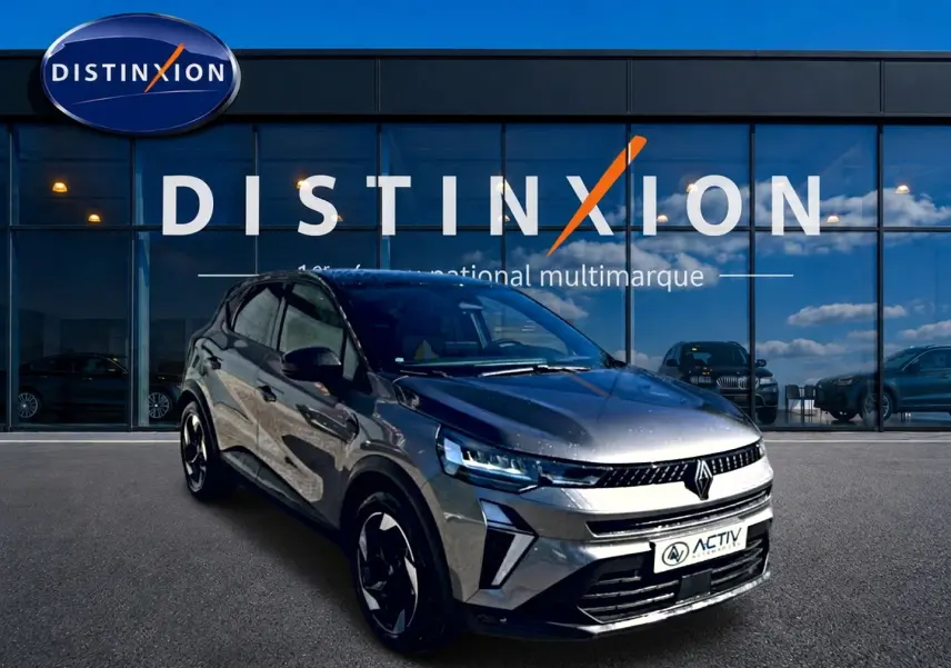 Renault Captur gris cassiopée en 3/4 avant droit, avec calandre moderne et jantes noires distinctives.