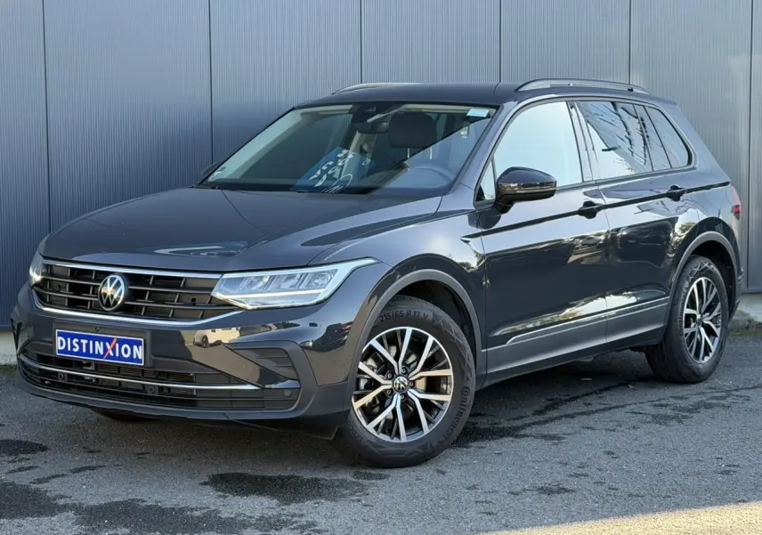 Volkswagen Tiguan 1.5 TSI 150 DSG Life gris Urano en 3/4 avant droit, jantes alliage 17 pouces visibles.