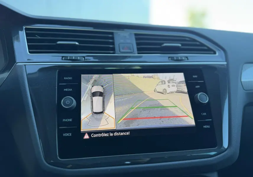 Écran tactile 8'' du Volkswagen Tiguan 2024 montrant la vue 360° et caméra de recul en marche.