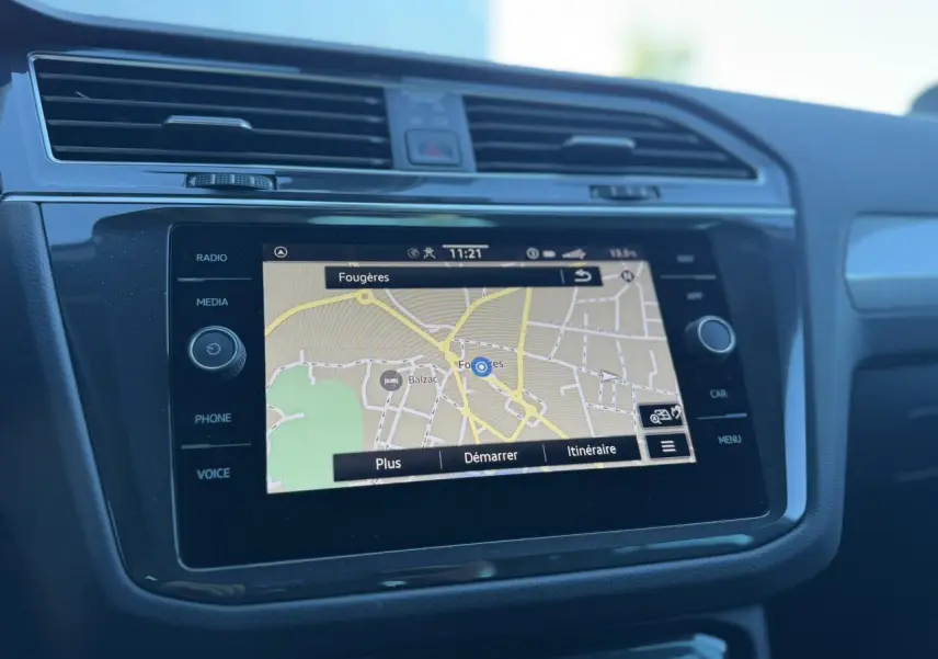 Écran tactile 8 pouces du Volkswagen Tiguan 2024 affichant la navigation, vue intérieure centrée sur la console centrale.