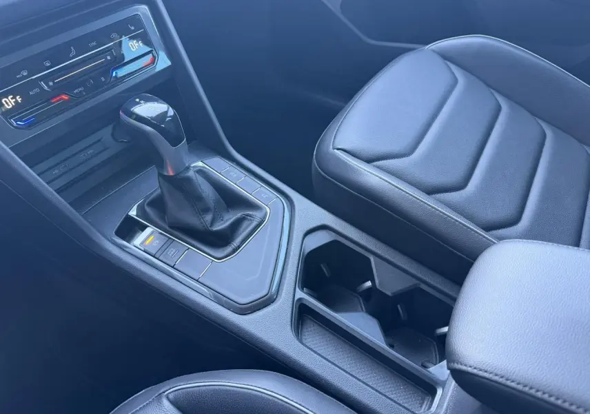 Vue rapprochée de la console centrale et du siège avant en cuir noir du Volkswagen Tiguan 1.5 TSI 150 DSG Life 2024.