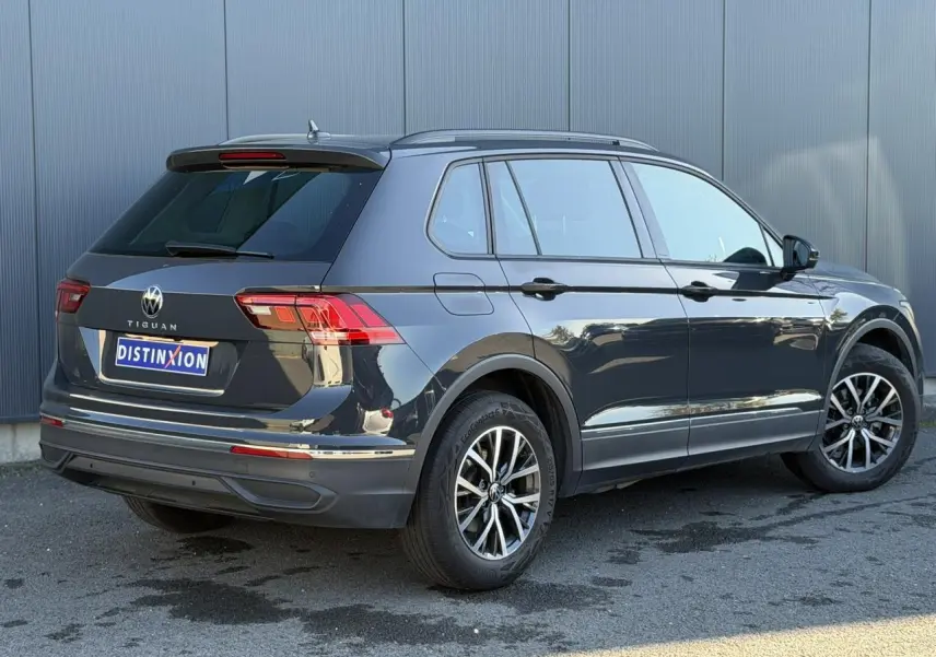 Volkswagen Tiguan 1.5 TSI 150 DSG Life gris Urano, vue 3/4 arrière droit avec jantes alliage 17 pouces.