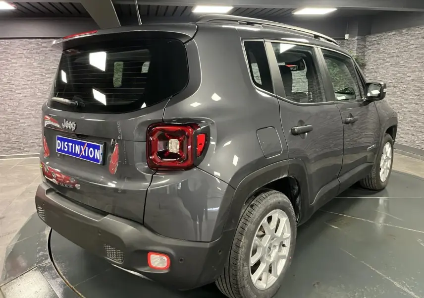 Jeep Renegade gris métallisé vu de 3/4 arrière droit, avec feux arrière carrés et jantes alliage 17 pouces.