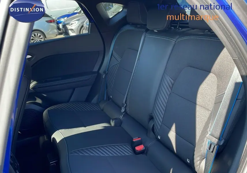 Vue intérieure sur les sièges arrière en cuir noir du Renault Captur E-Tech hybride bleu iron metal avec toit noir.