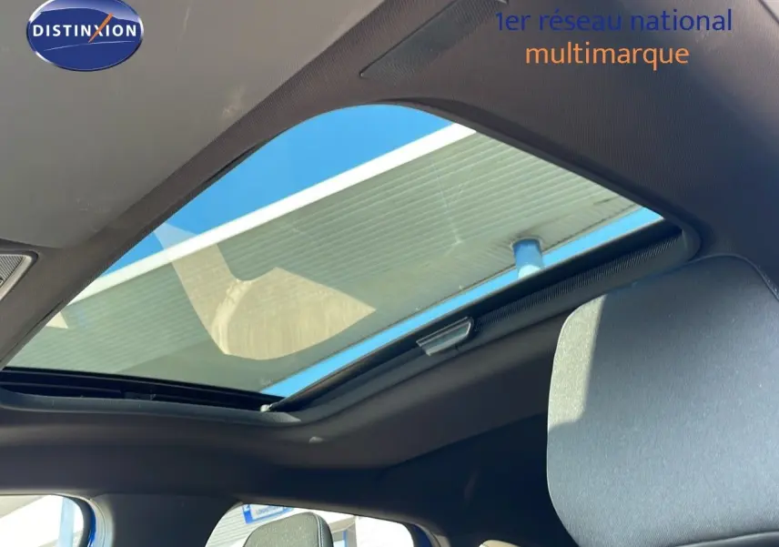 Toit ouvrant panoramique ouvert sur l'intérieur noir du Renault Captur E-Tech Hybrid 2025 vu côté arrière droit.