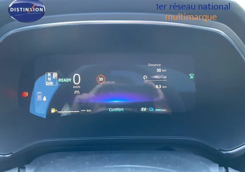 Tableau de bord numérique du Renault Captur E-Tech hybride 2025 affichant vitesse, mode confort et autonomie électrique.