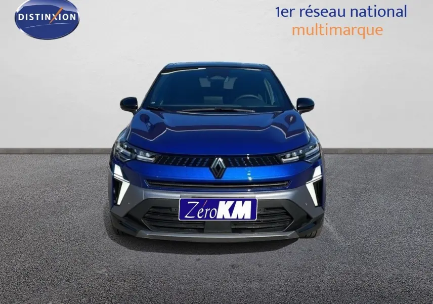 Renault Captur E-Tech hybride bleu Iron Metal avec toit noir, vue frontale mettant en valeur ses feux LED distinctifs.