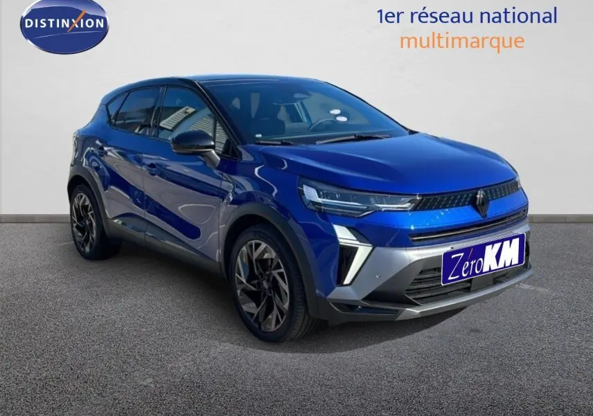 Renault Captur E-Tech hybride 2025 bleu iron métal avec toit noir, vue 3/4 avant côté gauche, jantes noires distinctives.