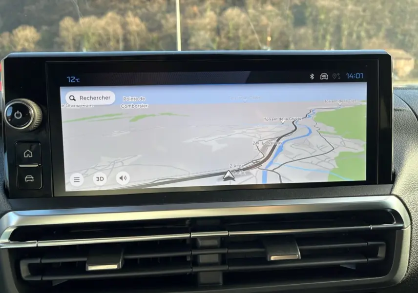 Écran tactile central affichant la navigation GPS dans l’habitacle du Peugeot Traveller 2025.