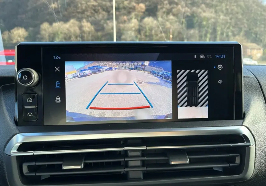 Écran tactile du tableau de bord du Peugeot Traveller 2025 montrant la caméra de recul et l'assistance au stationnement.