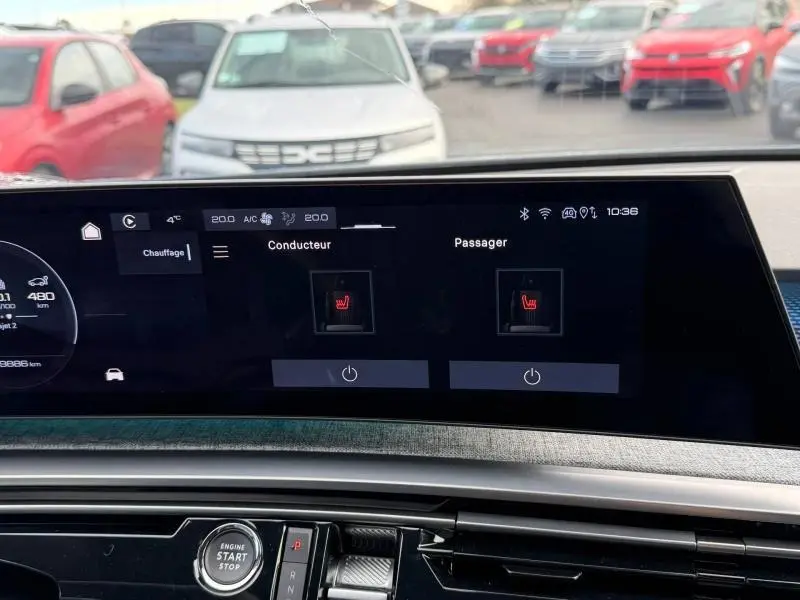 Vue rapprochée de l'écran tactile intérieur du Peugeot 3008 GT bleu 2024, affichant le chauffage des sièges conducteur et passager.