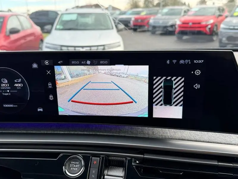 Vue intérieure sur l'écran de recul du Peugeot 3008 bleu, affichant la caméra arrière et l'aide au stationnement.