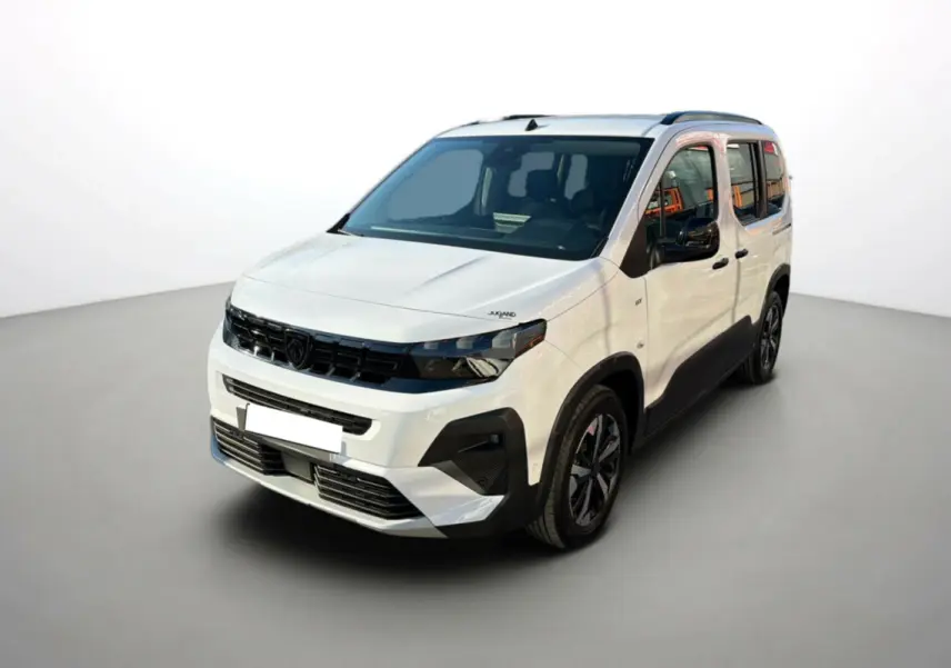Peugeot Rifter Blanc Kaolin en 3/4 avant droit, avec barres de toit et jantes alliage noires.