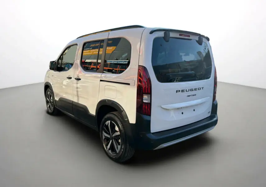 Vue 3/4 arrière droite du Peugeot Rifter blanc kaolin avec vitres surteintées et jantes alu 17 pouces.