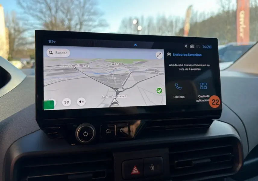 Écran tactile central du Peugeot Rifter blanc kaolin 2025 affichant la navigation GPS en extérieur lumineux.