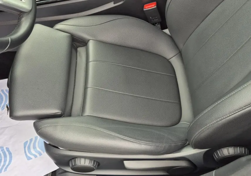 Gros plan sur le siège conducteur en cuir noir de la Mercedes Classe A 180d 2020, avec réglages manuels visibles.