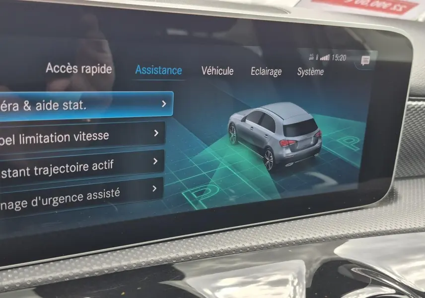 Écran intérieur montrant l'interface d'assistance de la Mercedes Classe A 180d gris foncé avec vue 3/4 arrière du véhicule.