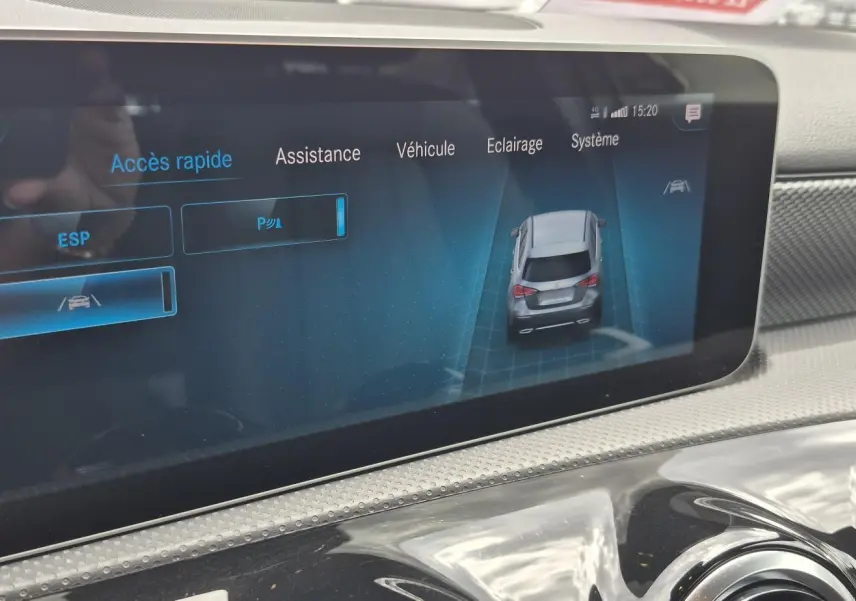 Écran tactile intérieur de la Mercedes Classe A 180d 2020 affichant les options d'assistance à la conduite.