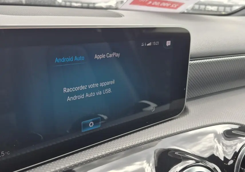 Écran tactile central affichant Android Auto dans l’habitacle gris clair d’une Mercedes Classe A 180d 2020.
