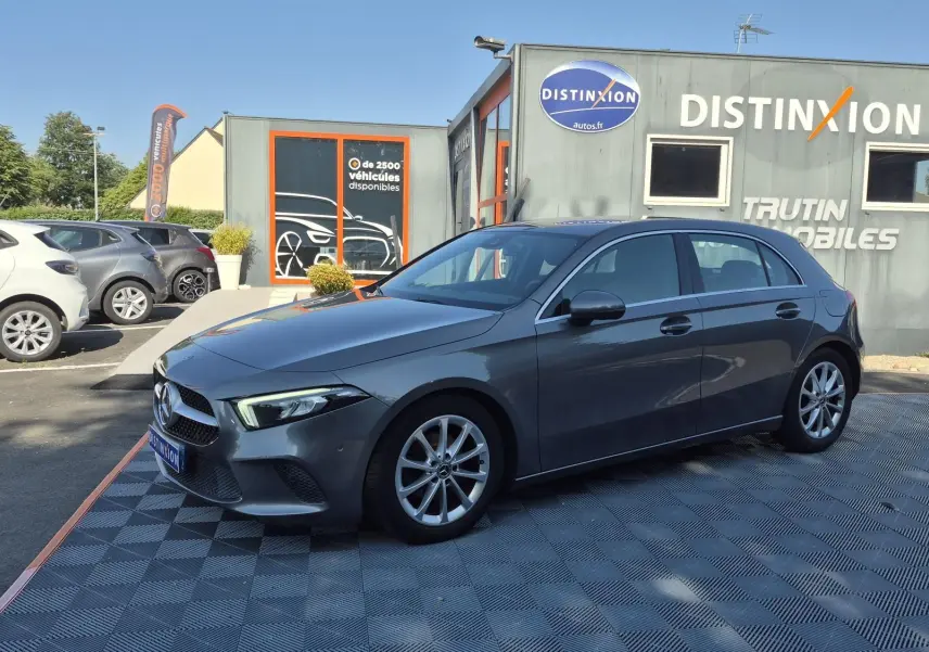 Mercedes Classe A 180d gris foncé vue 3/4 avant droit, avec jantes alliage et calandre distinctive au logo étoile.