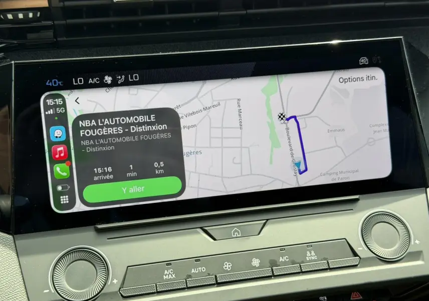 Écran tactile central 10 pouces du Peugeot 308 SW gris Selenium affichant une navigation GPS et commandes climatisation.