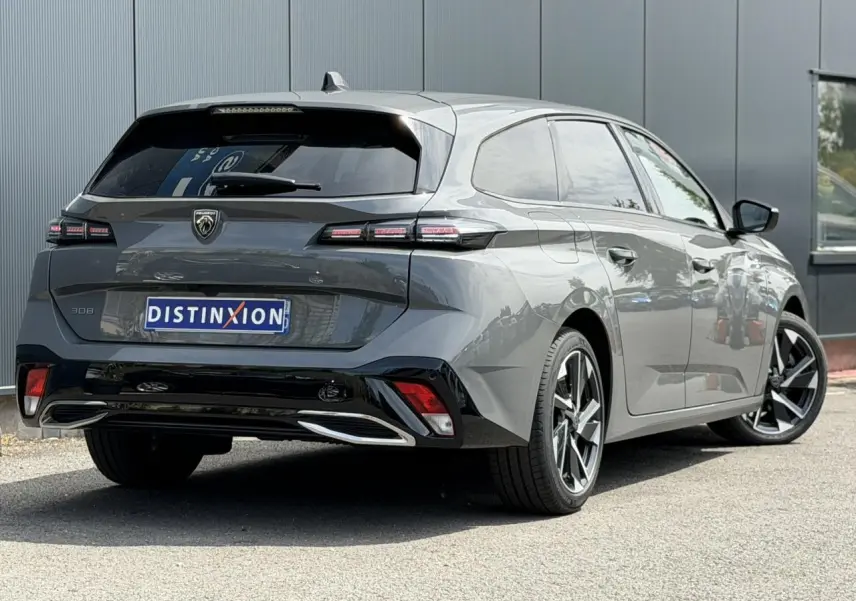 Peugeot 308 SW gris Selenium vue 3/4 arrière droit, jantes alliage 17'' et feux LED distinctifs.