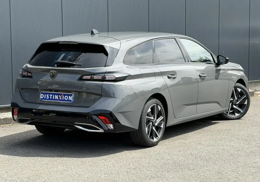 Peugeot 308 SW gris Selenium vue 3/4 arrière droit, jantes alliage 17'' et vitres surteintées.