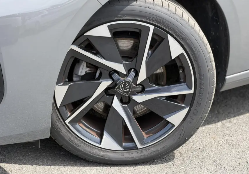 Gros plan sur la jante alliage 17'' Halong diamantée noire et argentée du côté avant droit du Peugeot 308 SW gris Selenium.