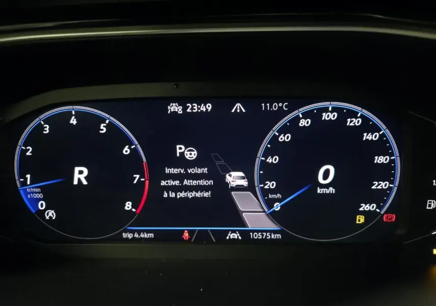 Tableau de bord digital du Volkswagen T-Roc 2025 affichant la vitesse, régime moteur et alertes de conduite.