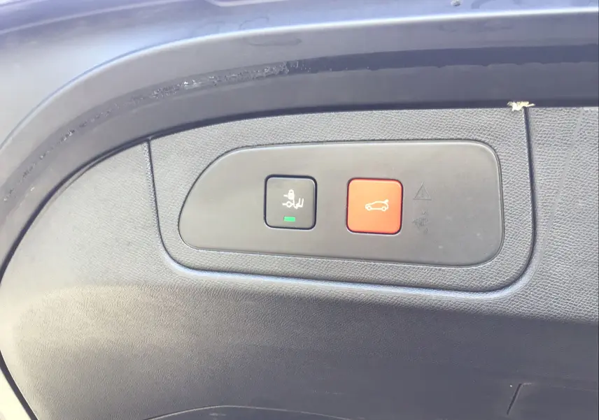 Gros plan sur les boutons de commande du hayon électrique dans l’habitacle du DS7 Crossback noir 2023.