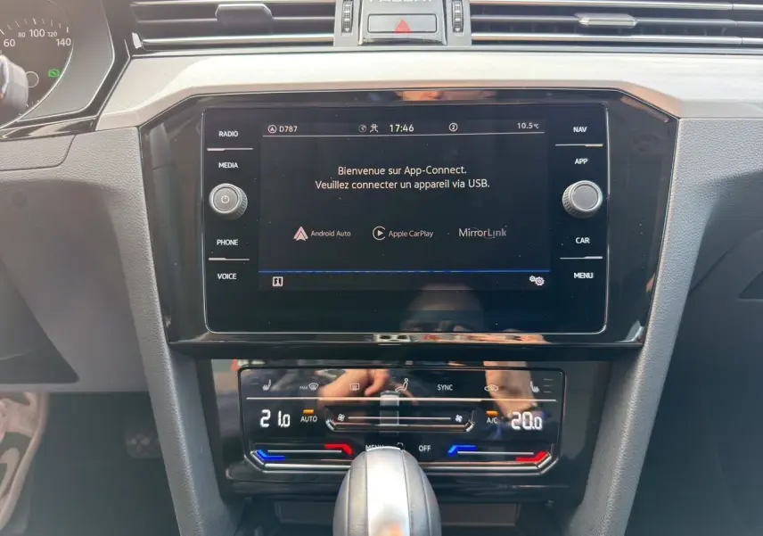 Vue rapprochée du tableau de bord de la Volkswagen Passat SW 2.0 TDI, écran tactile et commandes climatisation visibles.