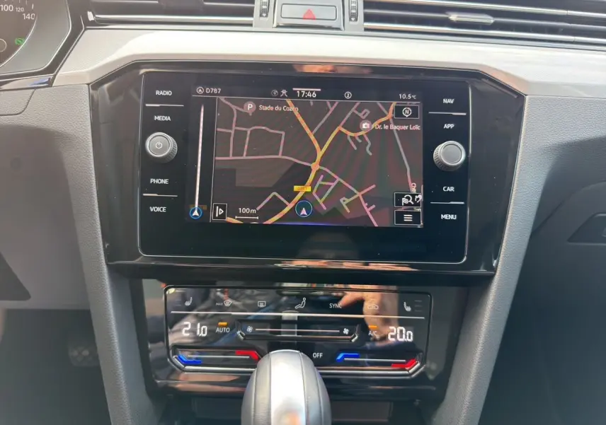 Vue rapprochée de la console centrale de la Volkswagen Passat SW 2022 avec écran tactile GPS et commandes climatisation.
