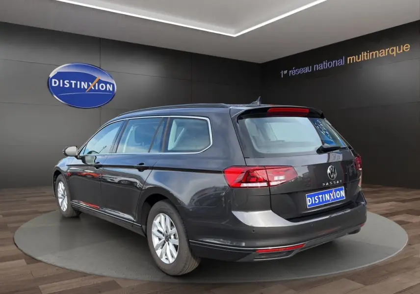 Volkswagen Passat SW gris manganèse vue 3/4 arrière droit sur plateau en showroom Distinxion.