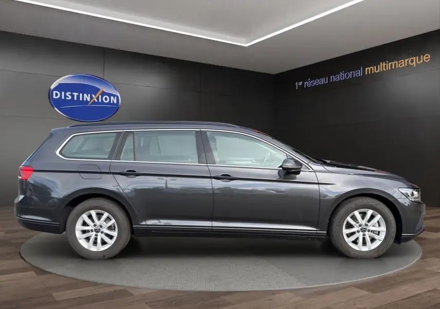 Volkswagen Passat SW gris manganese vue de profil côté gauche, jantes alliage et toit ouvrant visibles.