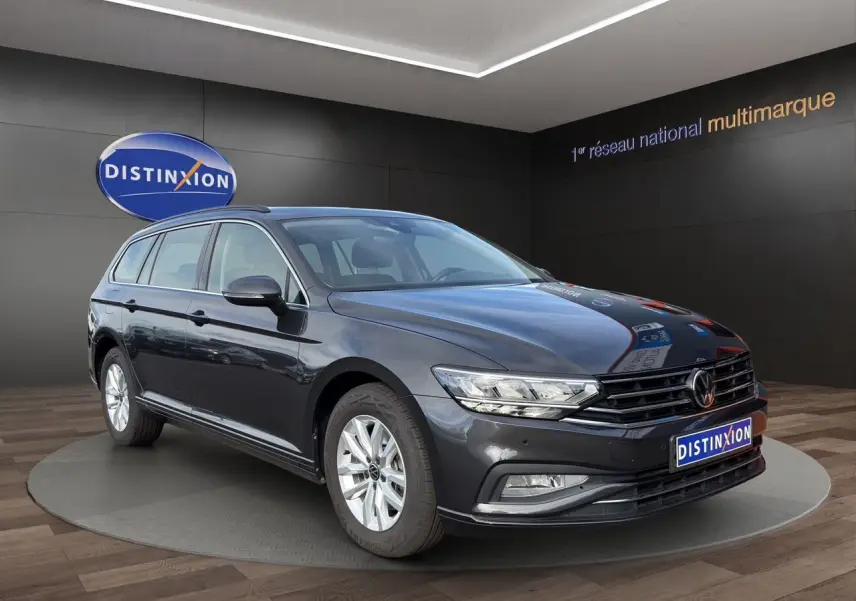 Volkswagen Passat SW gris manganèse vue 3/4 avant droit, avec jantes alliage et calandre chromée.