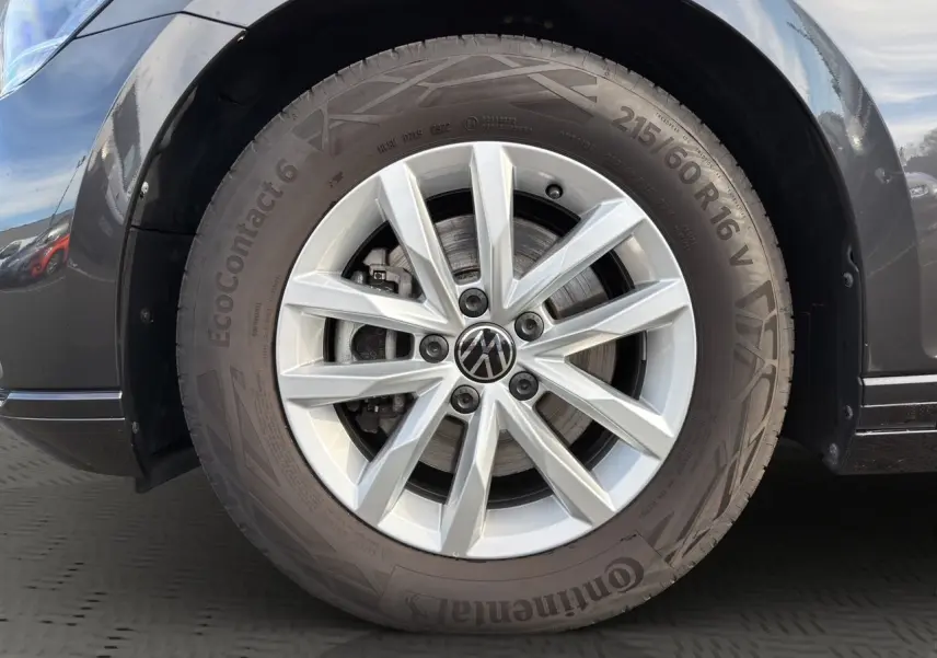 Gros plan sur la jante alliage 16 pouces et pneu Continental d'une Volkswagen Passat SW gris manganèse côté arrière droit.