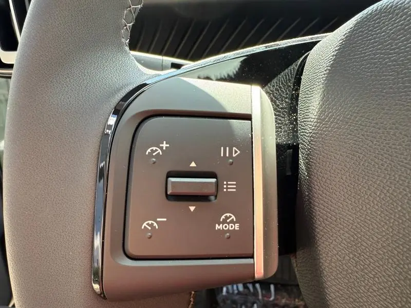 Gros plan sur les commandes de régulateur de vitesse au volant d'une Citroën C3 Aircross 2026, finition noire.