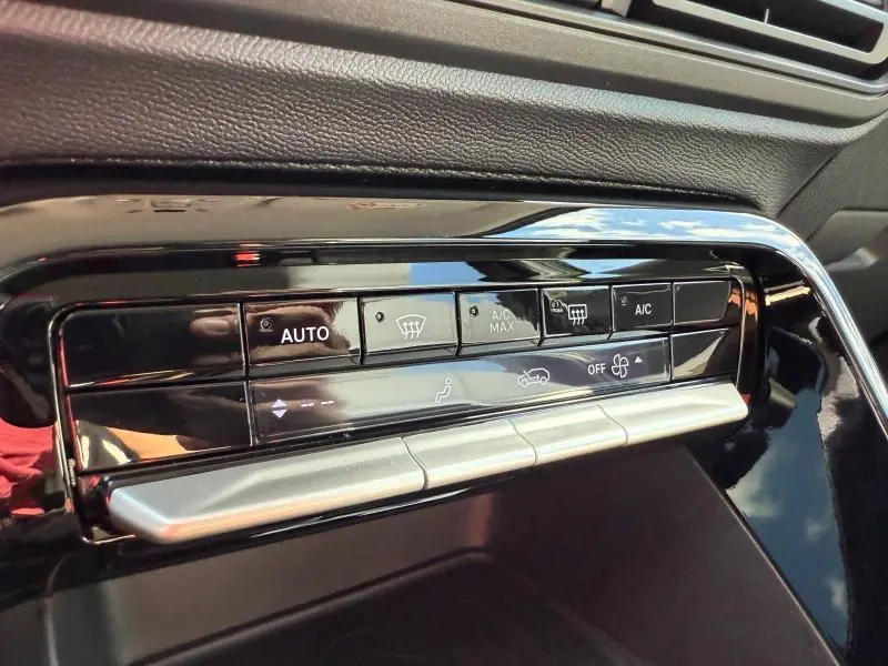 Détail de la console centrale noire brillante avec commandes climatisation tactile du Citroën C3 Aircross 2026.
