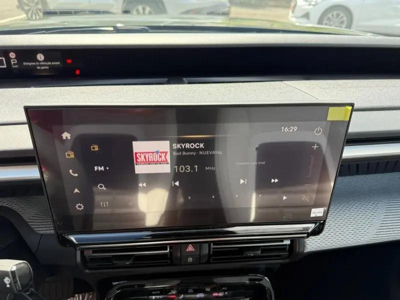 Écran tactile central du tableau de bord du Citroën C3 Aircross 2026 affichant la radio Skyrock en FM.
